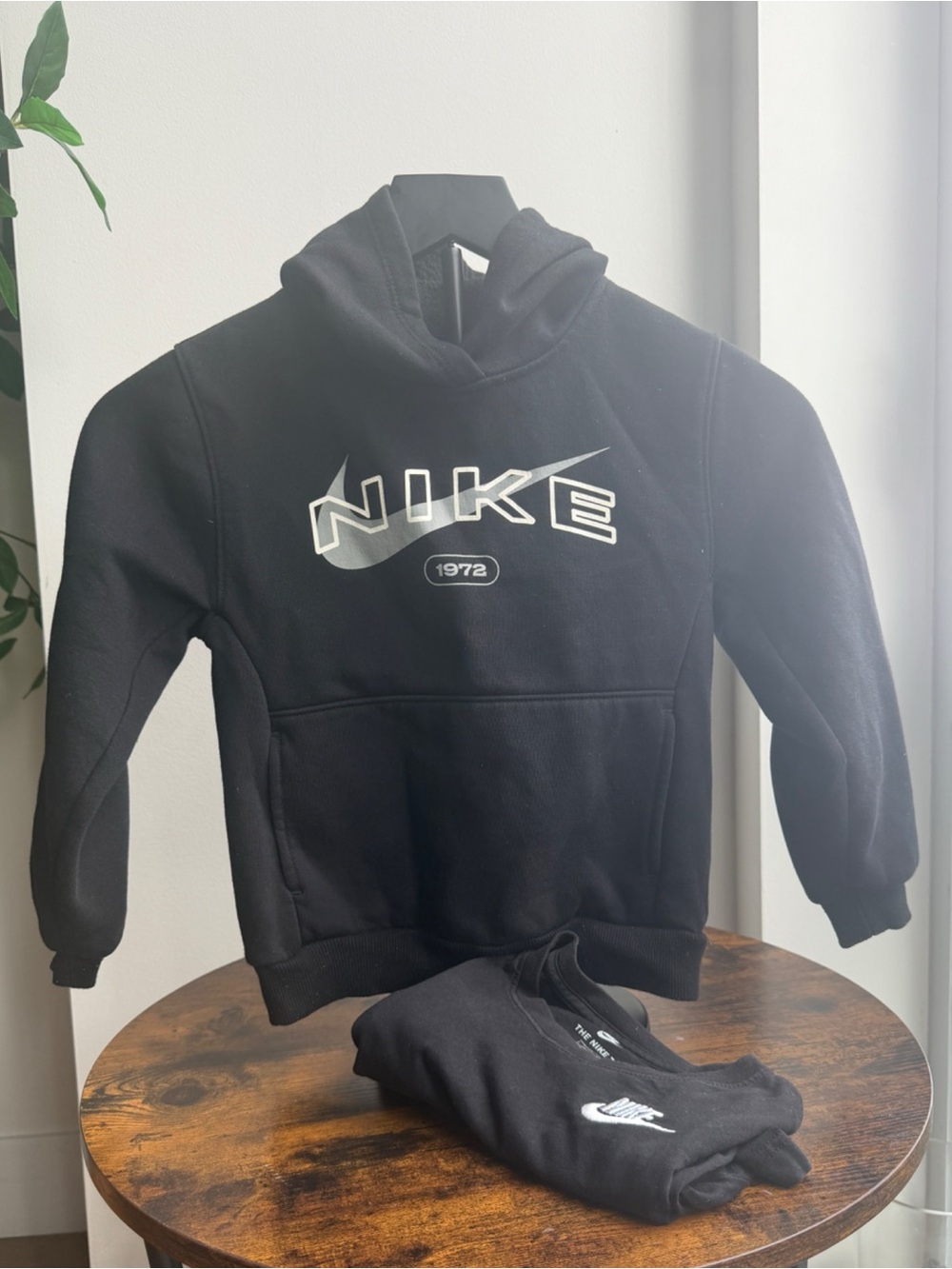 Nike Kids 1972 Logo Hoodie & The Nike Tee Bundle Size 6-7 Boys